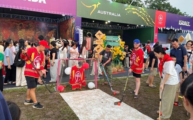 Western tourists experience Canadian sports at the World Cultural Festival