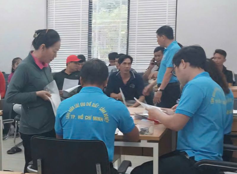 Nguoi lao dong cua Cong ty Vinh Thong uy quyen cho can bo cong doan khoi kien doanh nghiep vi bi no luong, cham dong bao hiem xa hoi. Anh: Nam Duong 