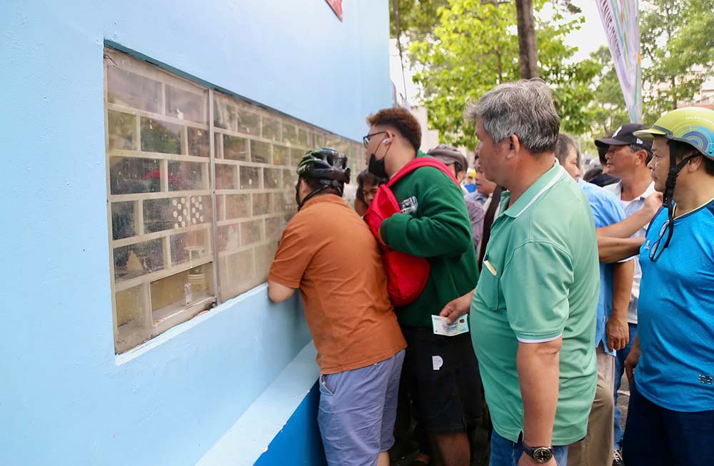 Tickets to watch Nepal play Vietnam at Thong Nhat Stadium were sold out after 30 minutes. Photo: Anh Giang