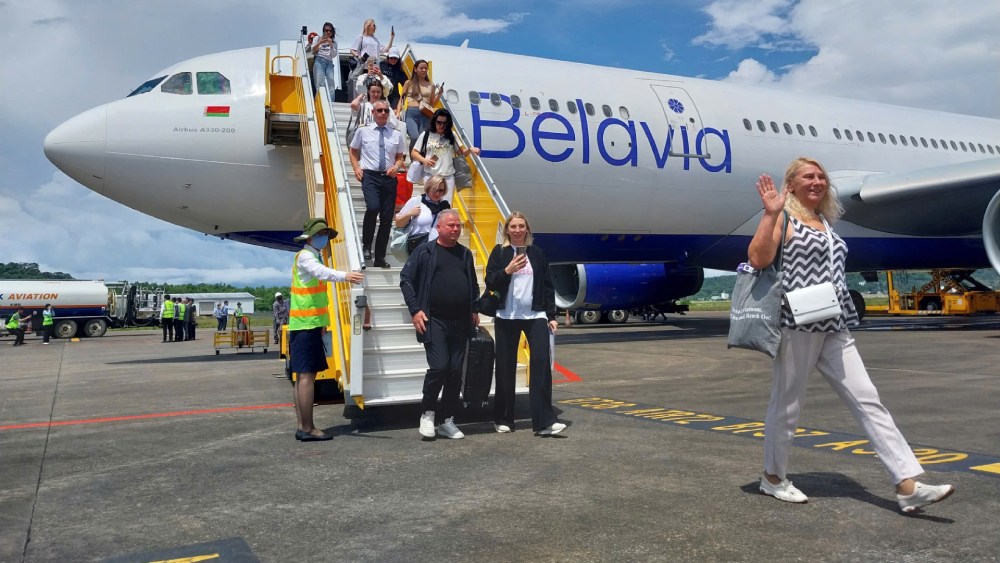 벨로루시 수도 민스크에서 출발한 첫 비행은 10월 12일 관광객을 푸으로 데려다주었습니다. 사진: 응우옌 니