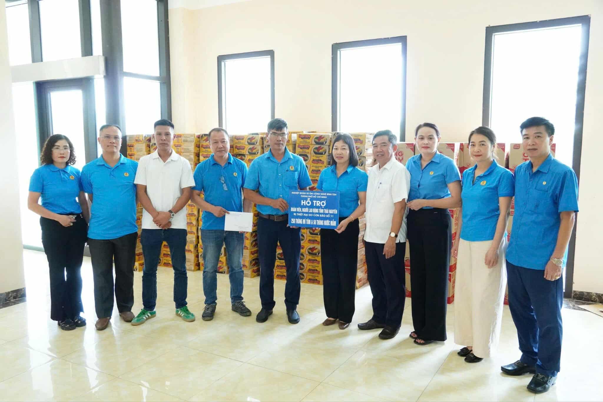 Visite et cadeaux aux travailleurs de Thai Nguyen apres les inondations. Photo : Pham Kien