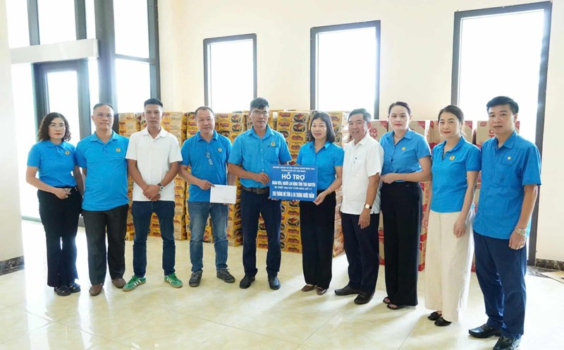 Visiting and giving gifts to Thai Nguyen workers after floods. Photo: Pham Kien