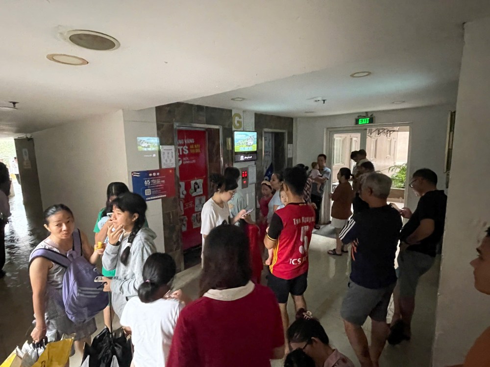 Nhan tin bao chay, nhieu cu dan hoang so voi thao chay. Anh: An An