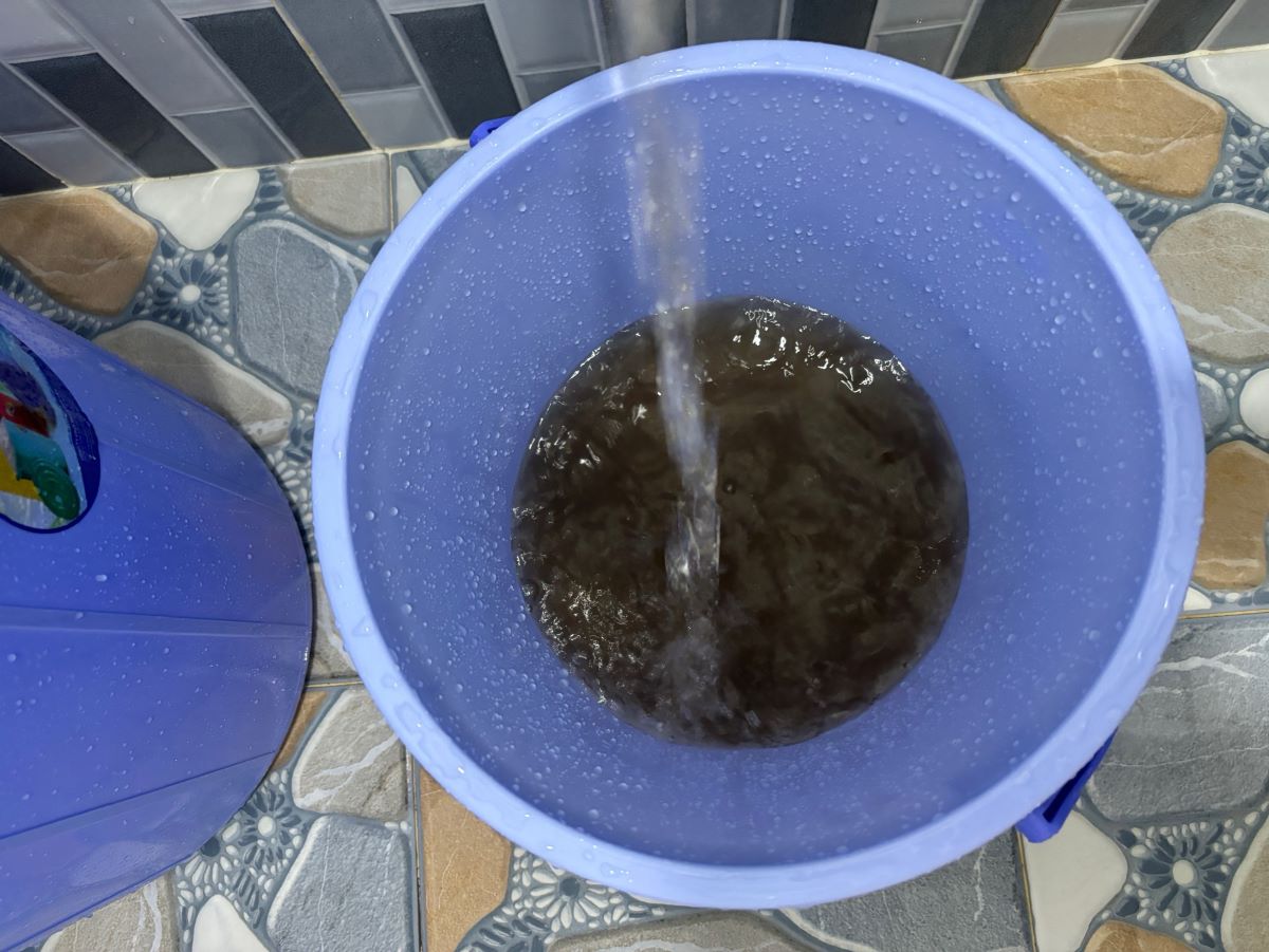 Nguoi dan phuong Phu Loi (TP Can Tho) phan anh nuoc sinh hoat thuong xuyen bi duc, nga vang, gay nhieu bat tien trong sinh hoat hang ngay. Anh: Nguoi dan cung cap