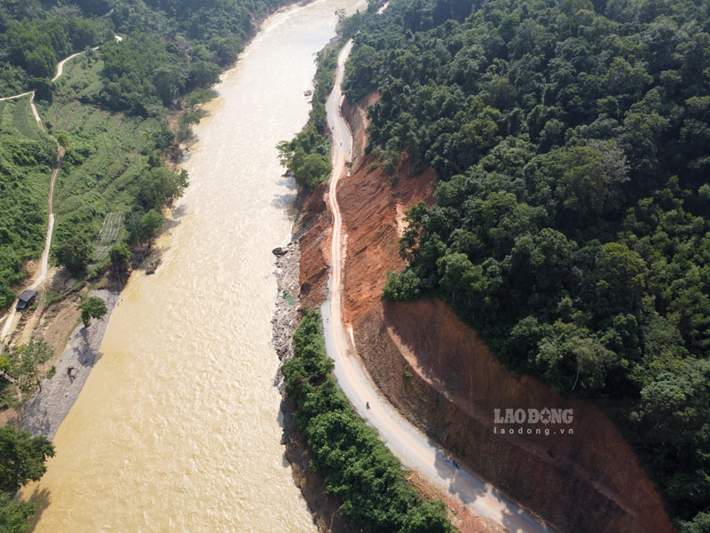 Mot so diem sat lo xuat hien sau than dap cua thuy dien Hong Nam. Anh: Nhom PV