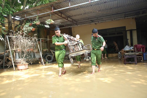 Cong an Ha Noi giup nguoi dan ke don lai nha cua, on dinh cuoc song sau lu bao. Anh: Minh Hanh 
