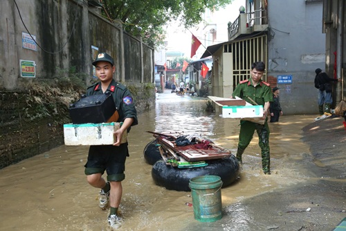 Nearly 400 soldiers of the Capital Police cleaned up to help people after the flood. Photo: Minh Hanh