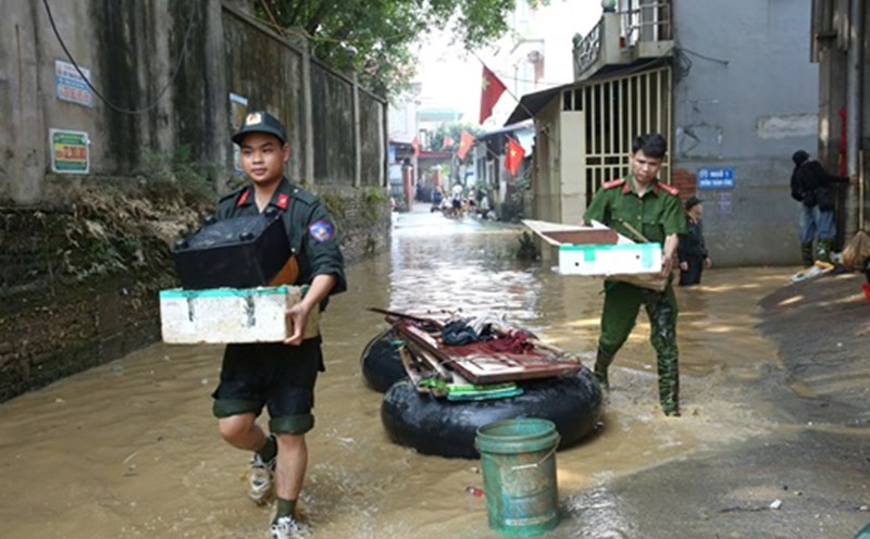 Nearly 400 soldiers of the Capital Police cleaned up to help people after the flood. Photo: Minh Hanh