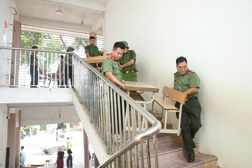 Cac chien sy cong an Ha Noi giup thay tro Truong Tieu hoc Trung Gia A, ke lai ban hoc. Anh: Minh Hanh 