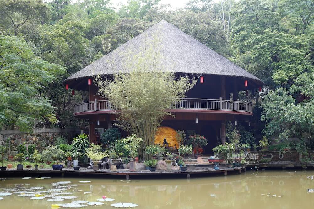 Toa lac o thon Cham, phuong Huong Tra, TP Hue, cach trung tam thanh pho khoang 14km, Chua Huyen Khong Son Thuong mang trong minh mot ve dep huu tinh va day tho mong. 