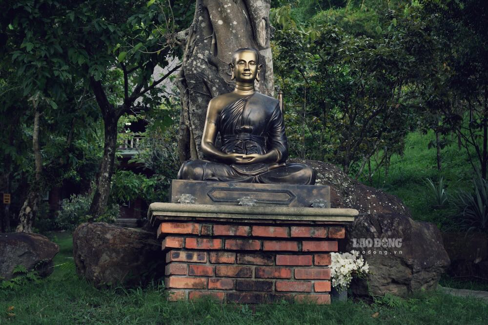 Khuon vien ngoai vien cua chua co nhieu cong trinh an tuong nhu vuon co da, ngu ho, thu phap dinh. 