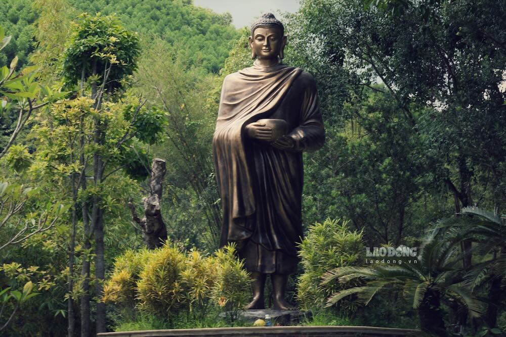 Tuong phat dung, giua dat troi bao la, bao quanh nhung rung cay xanh muot va nui non hung vi. 