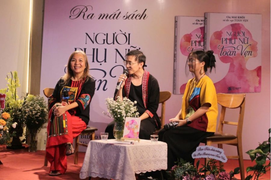 Mai Khoi va doi ngu Toan Ven trong buoi giao luu ra mat sach. Anh: Nguyen Oanh