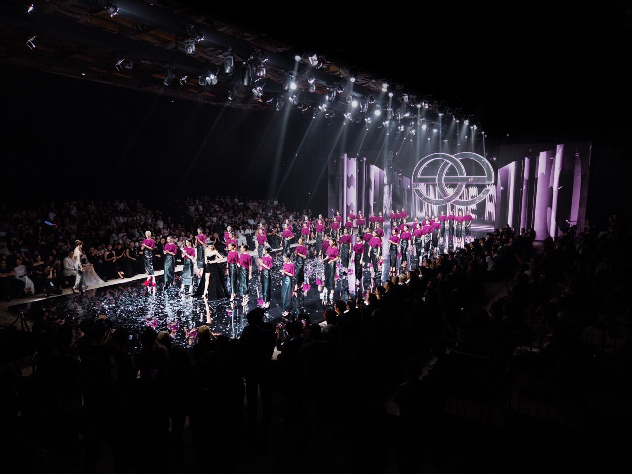 Toi 12.10, Thanh Hang tiep tuc xuat hien tren song truyen hinh trong dem chung ket Vietnam’s Next Top Model 2025 voi vai tro host – giam khao. Sau chuong trinh nay, co tiet lo se tap trung cho cac du an dien anh moi trong thoi gian toi.