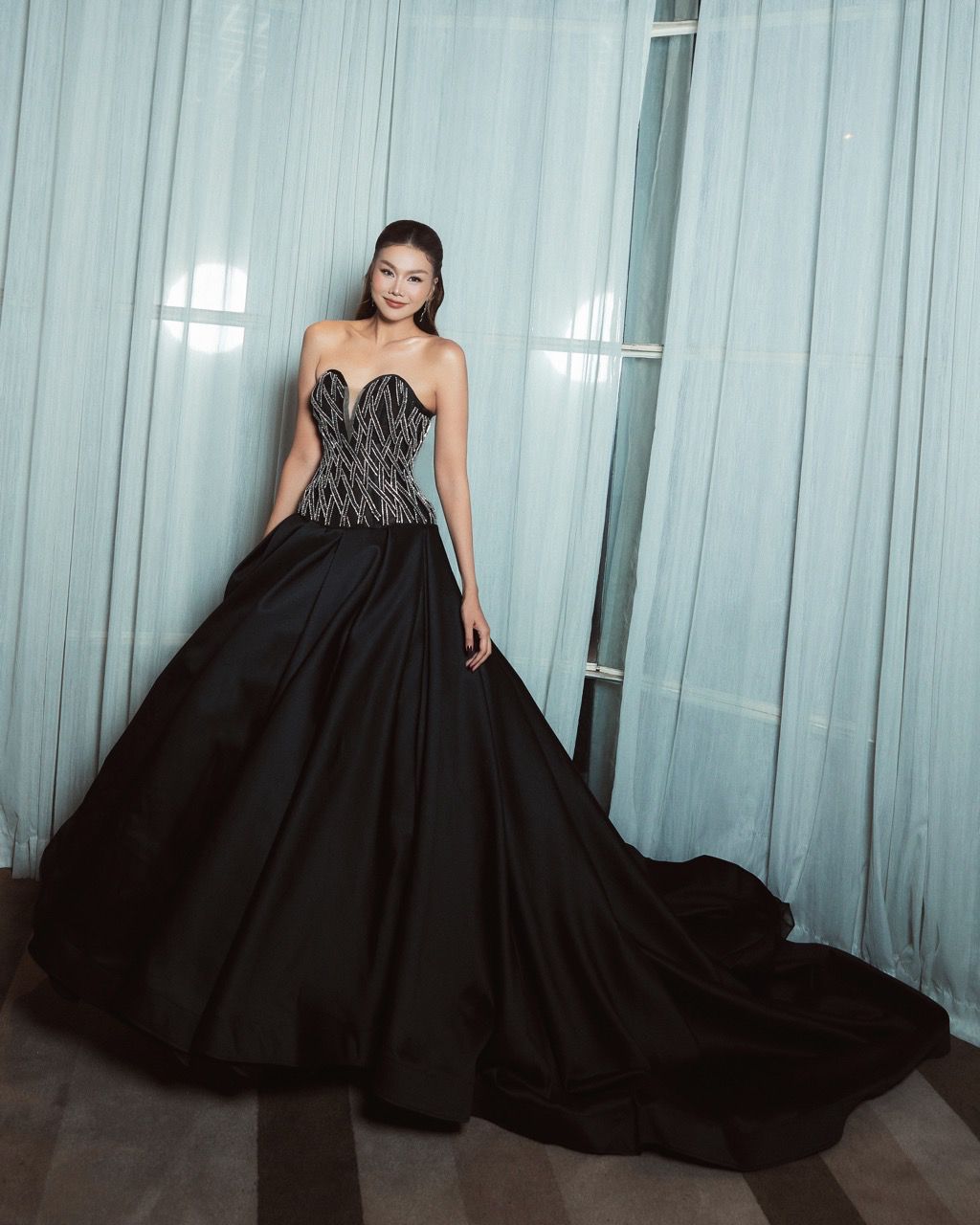  Ba bo suu tap duoc trinh dien tuong ung voi ba chuong cam xuc: Veil of Light – Anh sang tinh khoi, The Forgotten Hue – Sac do quyen ru va The Ember’s Glow – Anh sang ban linh. 