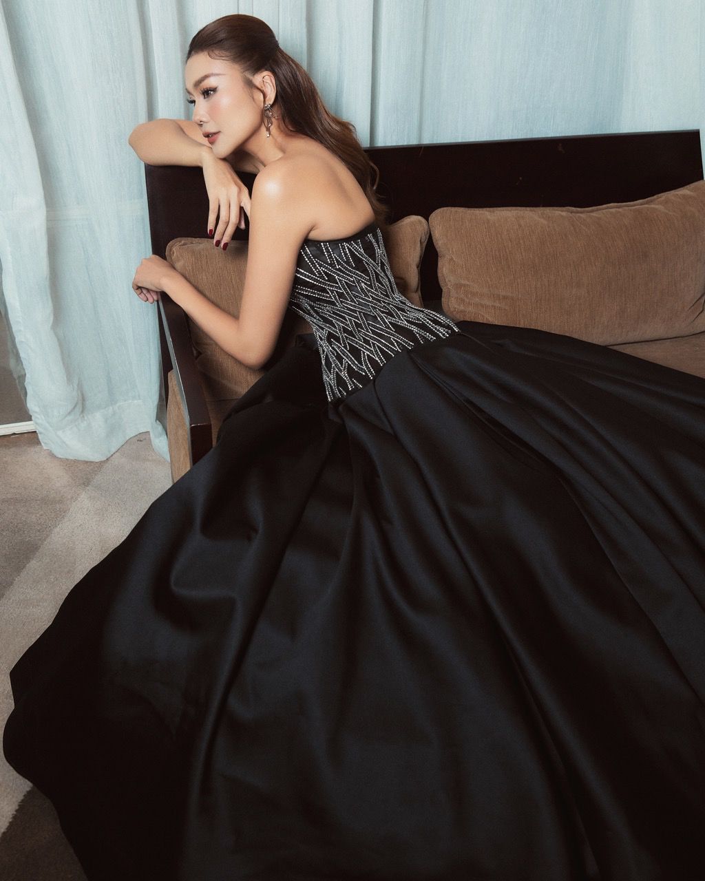 O chuong cuoi, cam hung tu anh sang khuc xa qua guong mang den hinh anh nguoi phu nu tu tin, doc lap va toa sang. Cac thiet ke su dung chat lieu tweed anh kim, phom dang hien dai va cau truc manh me, khang dinh ve dep khong the thay the cua phai dep.  