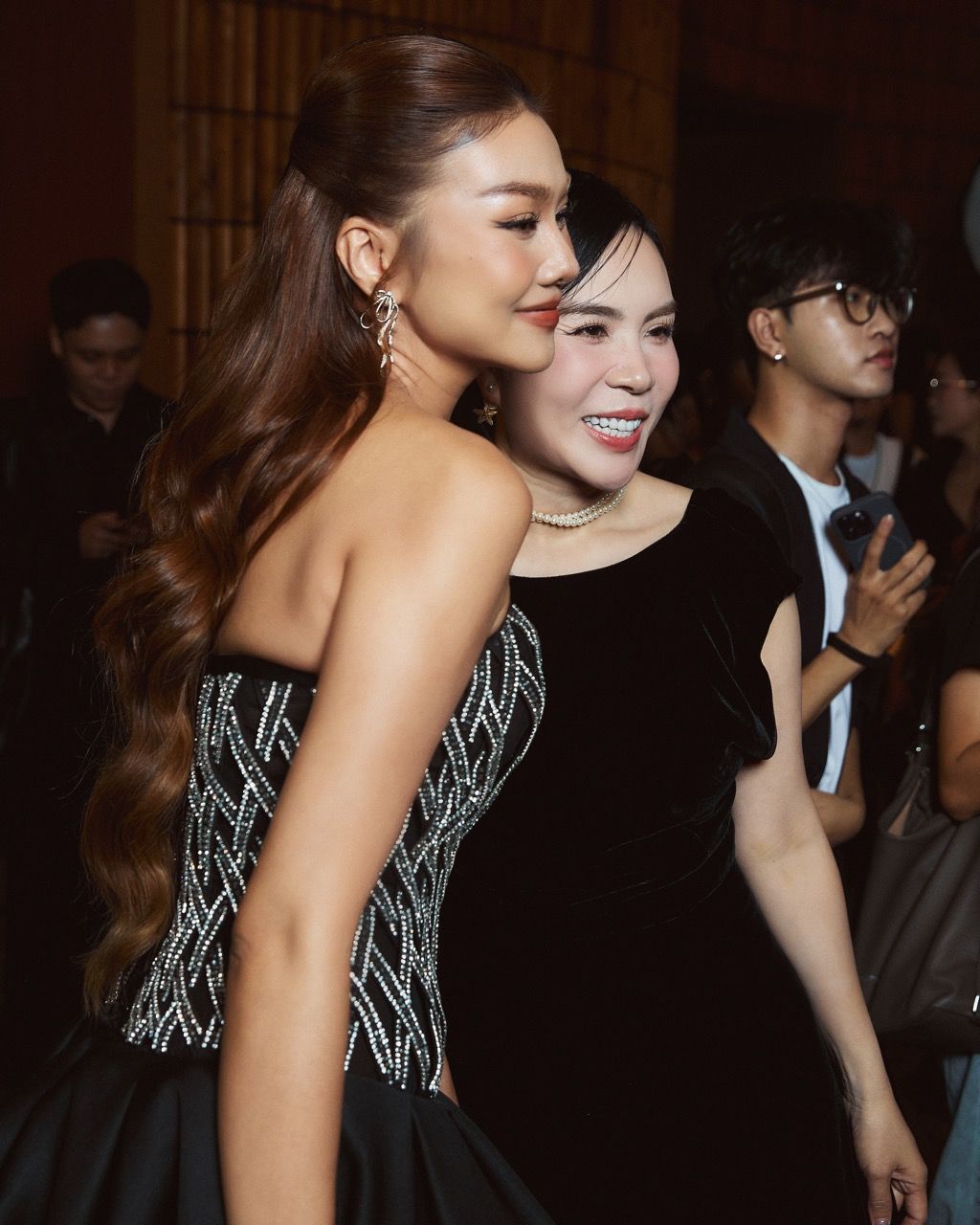 San dien quy tu dan nguoi mau, hoa hau va nghe si hang dau. Sieu mau Thanh Hang – Dai su thuong hieu Elise – dam nhan vi tri vedette, tro thanh tam diem voi than thai quyen luc va phong cach trinh dien cuon hut. 