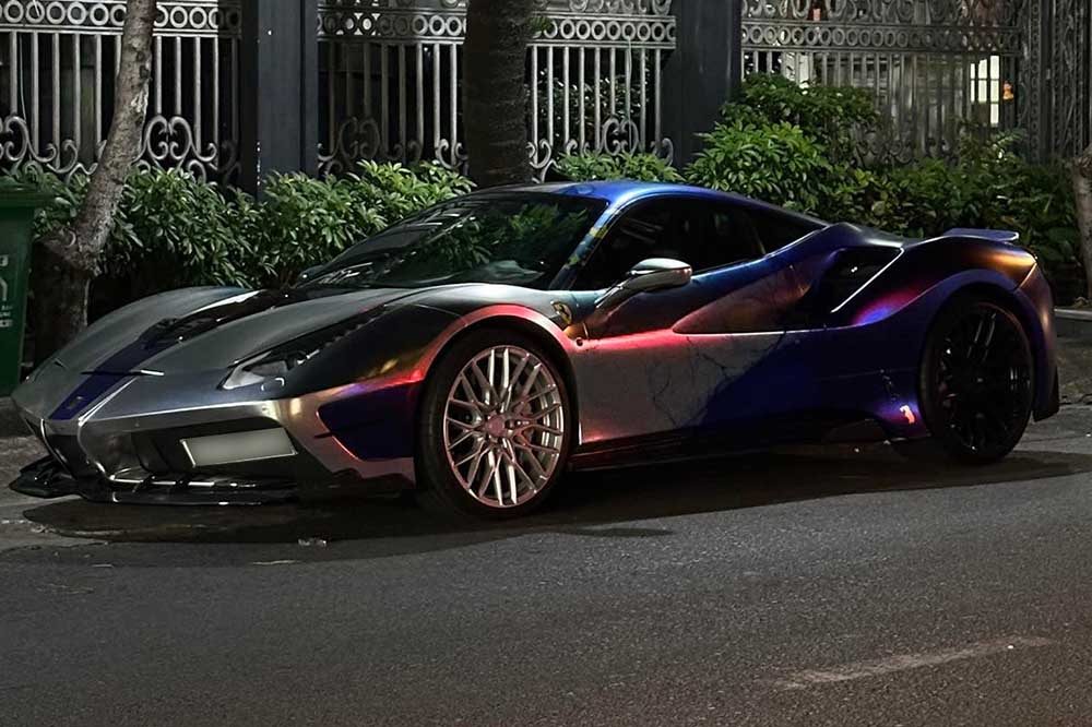 El Ferrari 488 GTB del empresario de la ciudad de Ho Chi Minh destaca por su paquete de modificaciones Misha Designs y su llamativo color de pintura plateado cromado y azul. Foto: Anh Khoi