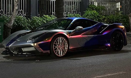 Chiếc Ferrari 488 GTB của doanh nhân TPHCM nổi bật với gói độ Misha Designs và màu sơn bạc crôm – xanh lam bắt mắt. Ảnh: Anh Khôi