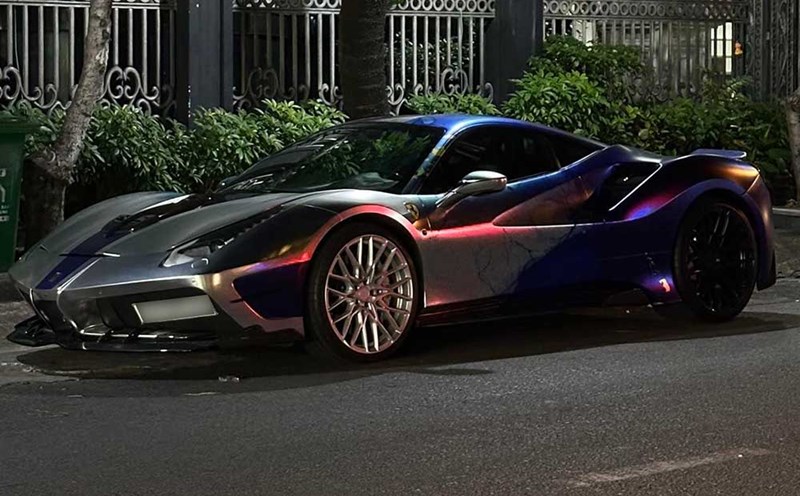 The Ferrari 488 GTB of the businessman in Ho Chi Minh City stands out with the Misha Designs package and eye-catching chrome-plated silver paint color. Photo: Anh Khoi