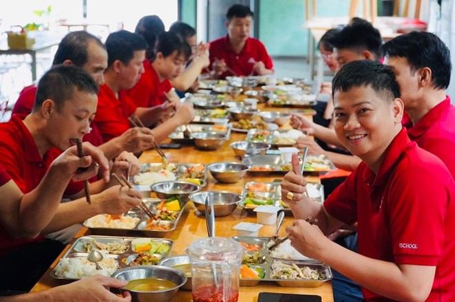 Ambiance joyeuse et chaleureuse lors du 'Repas syndical'. Photo : Syndicat de Quang Tri