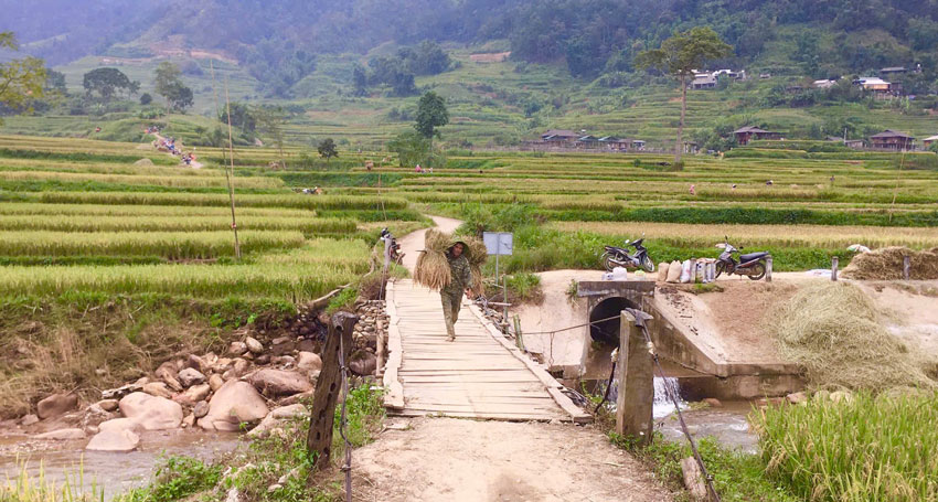 Nguoi dan an tam di lai tren cau vua duoc sua chua. Anh: Long Nguyen