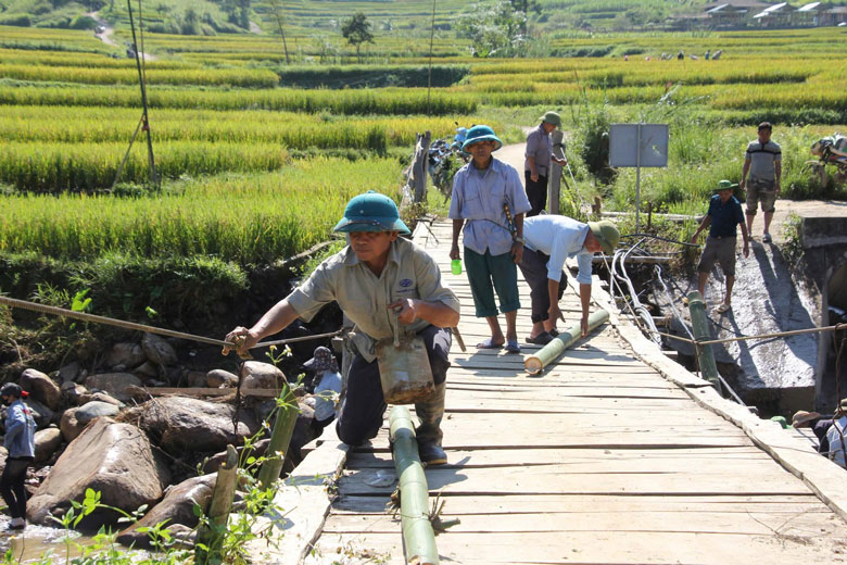 30 nguoi dan thon Luu 1, xa Hanh Phuc, tinh Lao Cai gop cong gop suc sua cau sau mua bao. Anh: Long Nguyen