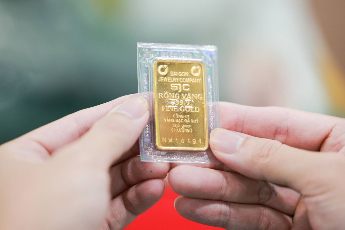 SJC gold bar price on October 12 was at 140.8-142.8 million VND/tael (buy in - sell out). Photo: Hai Nguyen