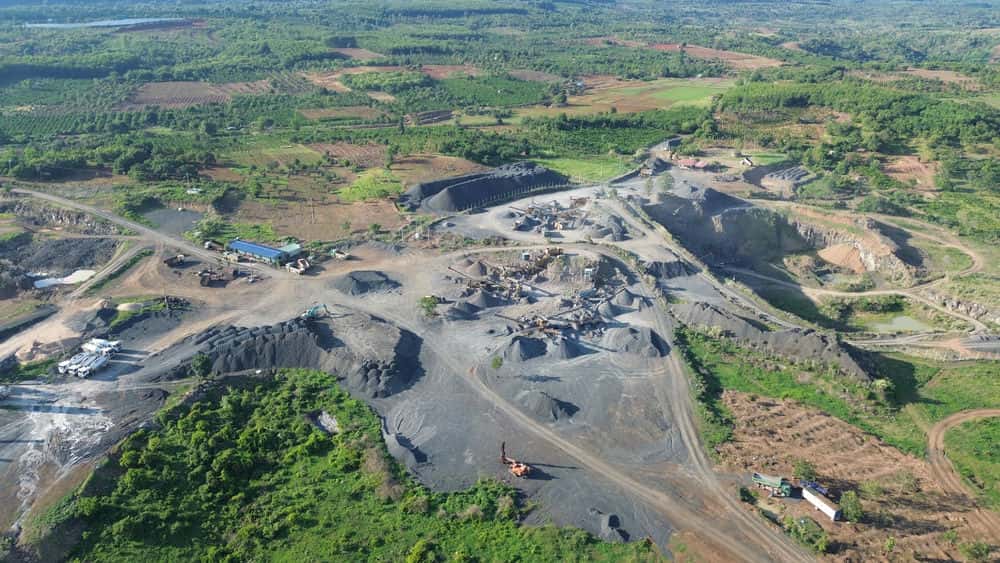 The abundant supply of minerals for construction materials will reduce investment yields and speed up construction progress. Photo: Thanh Tuan