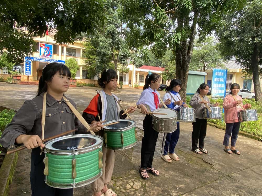 Nguoi dan, hoc sinh mien nui, bien gioi dang cho don nhung ngoi truong moi khang trang. Anh: Thanh Tuan 