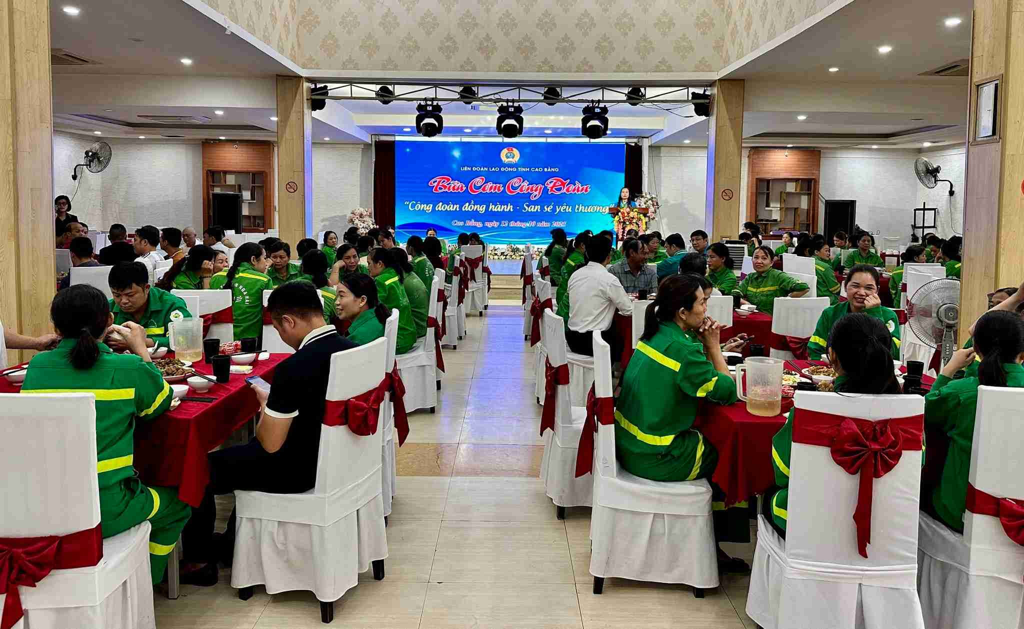 Cac doan vien tham du bua com cong doan. Anh: Dam Tu