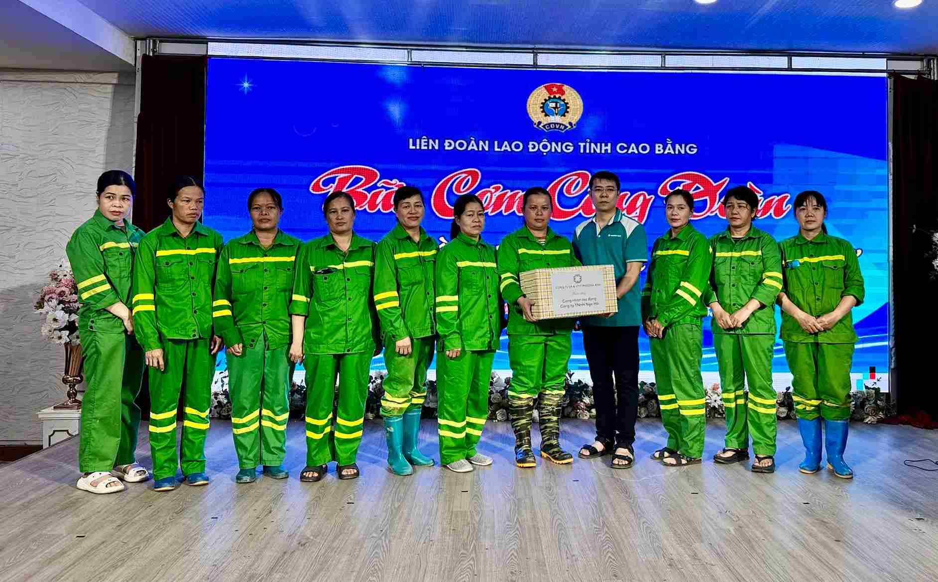 Cac cong nhan moi truong nhan qua tu don vi ho tro. Anh: Dam Tu