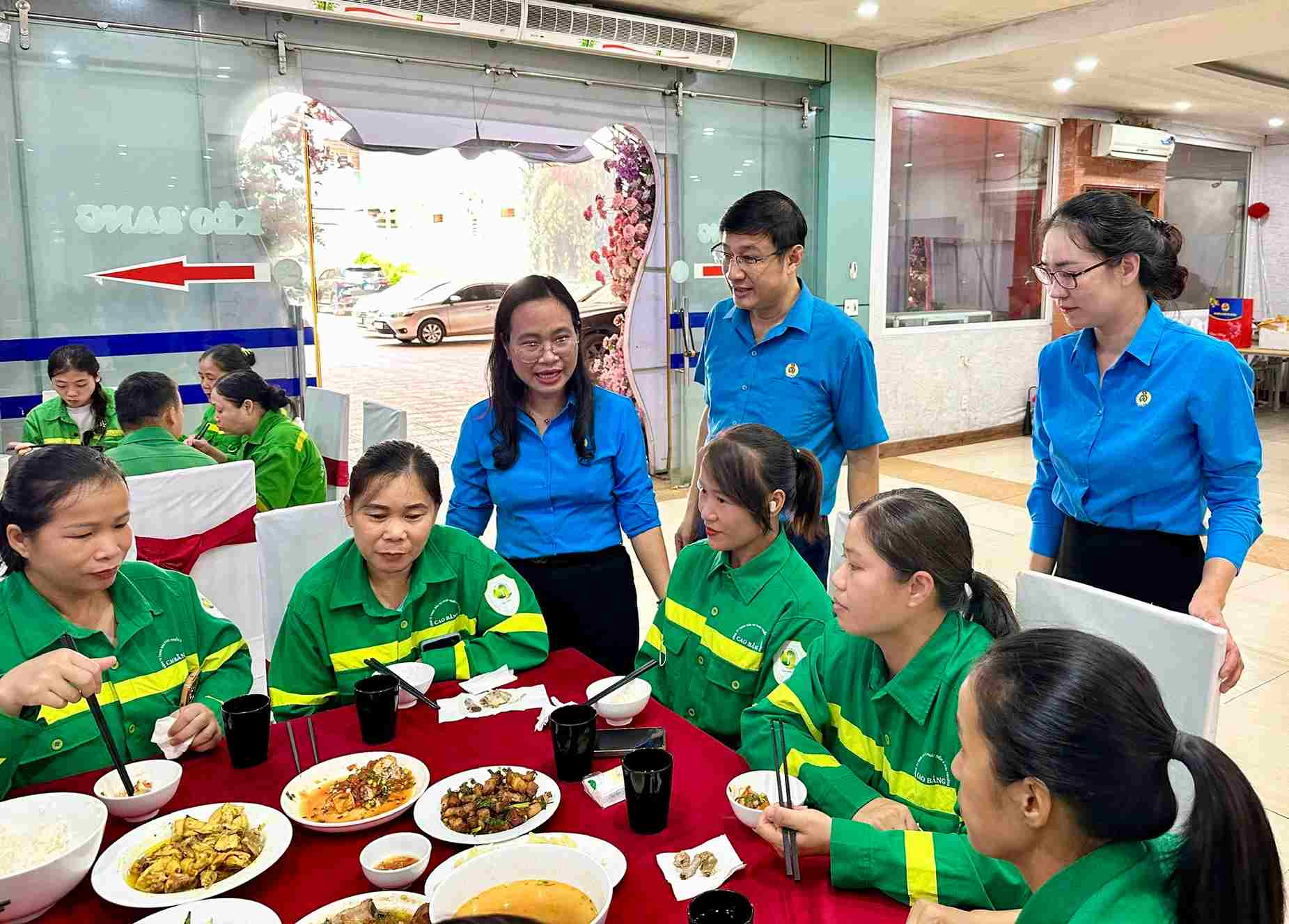 La Federation du travail de la province de Cao Bang vient d'organiser un programme de repas syndicaux. Photo : Dam Tu