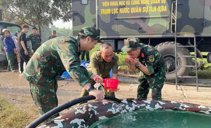 2 mobile military water filtration stations to Thai Nguyen have contributed to solving the urgent need for clean water for people in flooded areas. Photo: Song Hieu.