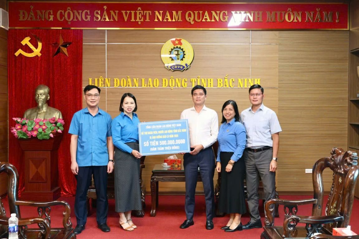 M. Ngo Duy Hieu - vice-president de la Confederation generale du travail du Vietnam - remet 500 millions de dongs a la Federation du travail de la province de Bac Ninh pour soutenir les membres du syndicat et les travailleurs. Photo : Quyet Chien