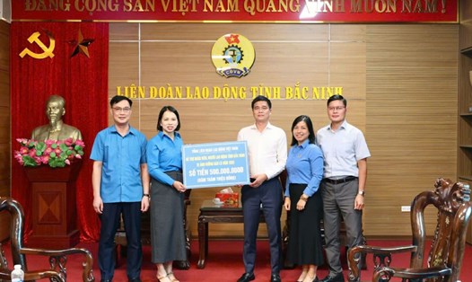 Ông Ngọ Duy Hiểu - Phó Chủ tịch Tổng LĐLĐVN - trao 500 triệu đồng tới LĐLĐ tỉnh Bắc Ninh để hỗ trợ tới đoàn viên, người lao động. Ảnh: Quyết Chiến