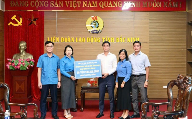 Mr. Ngo Duy Hieu - Vice President of the Vietnam General Confederation of Labor - presented 500 million VND to the Bac Ninh Provincial Federation of Labor to support union members and workers. Photo: Quyet Chien