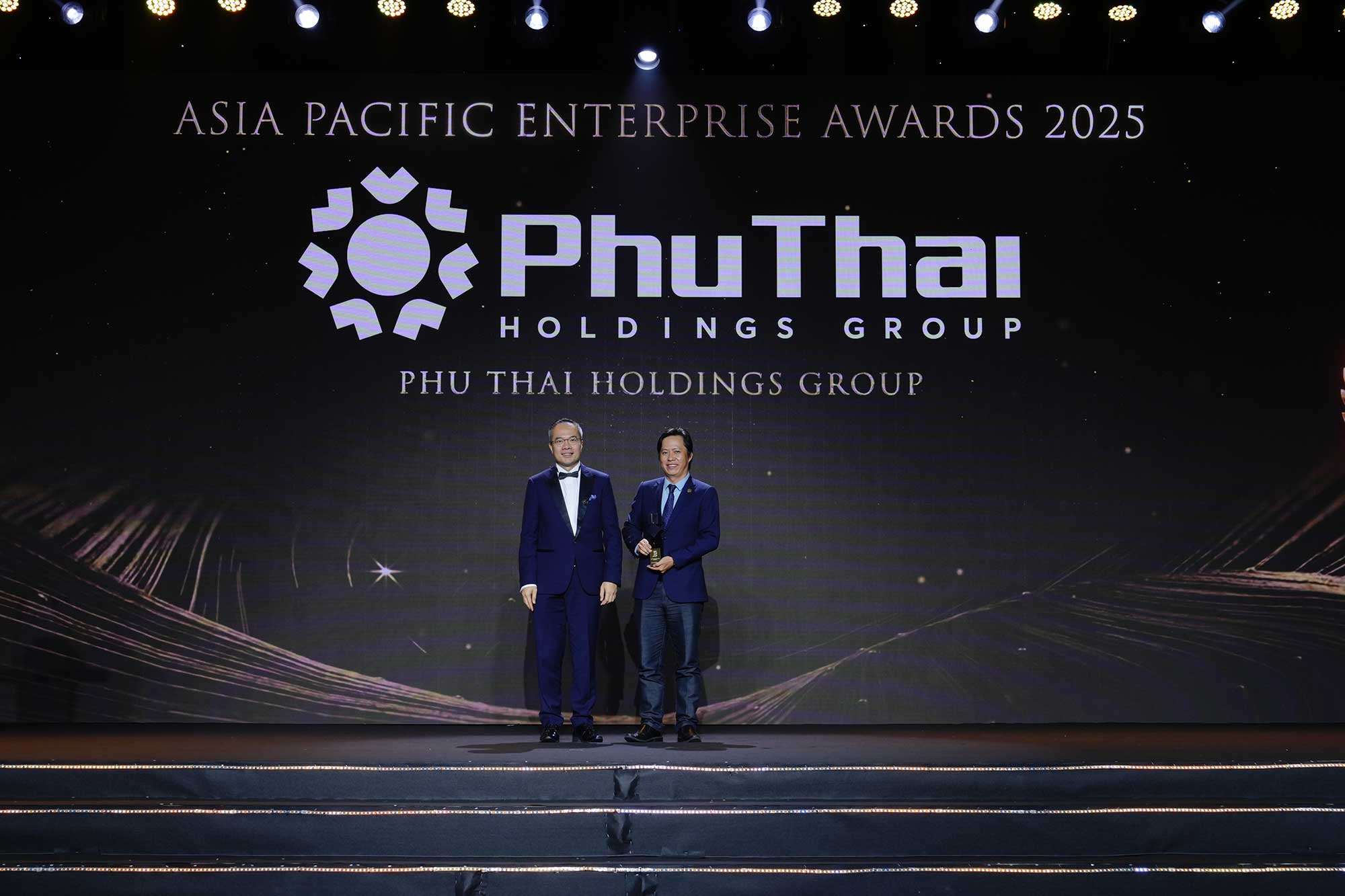 Đại diện Tập đoàn Phú Thái nhận giải thưởng Doanh nghiệp xuất sắc Châu Á. Ảnh: Enterprise Asia