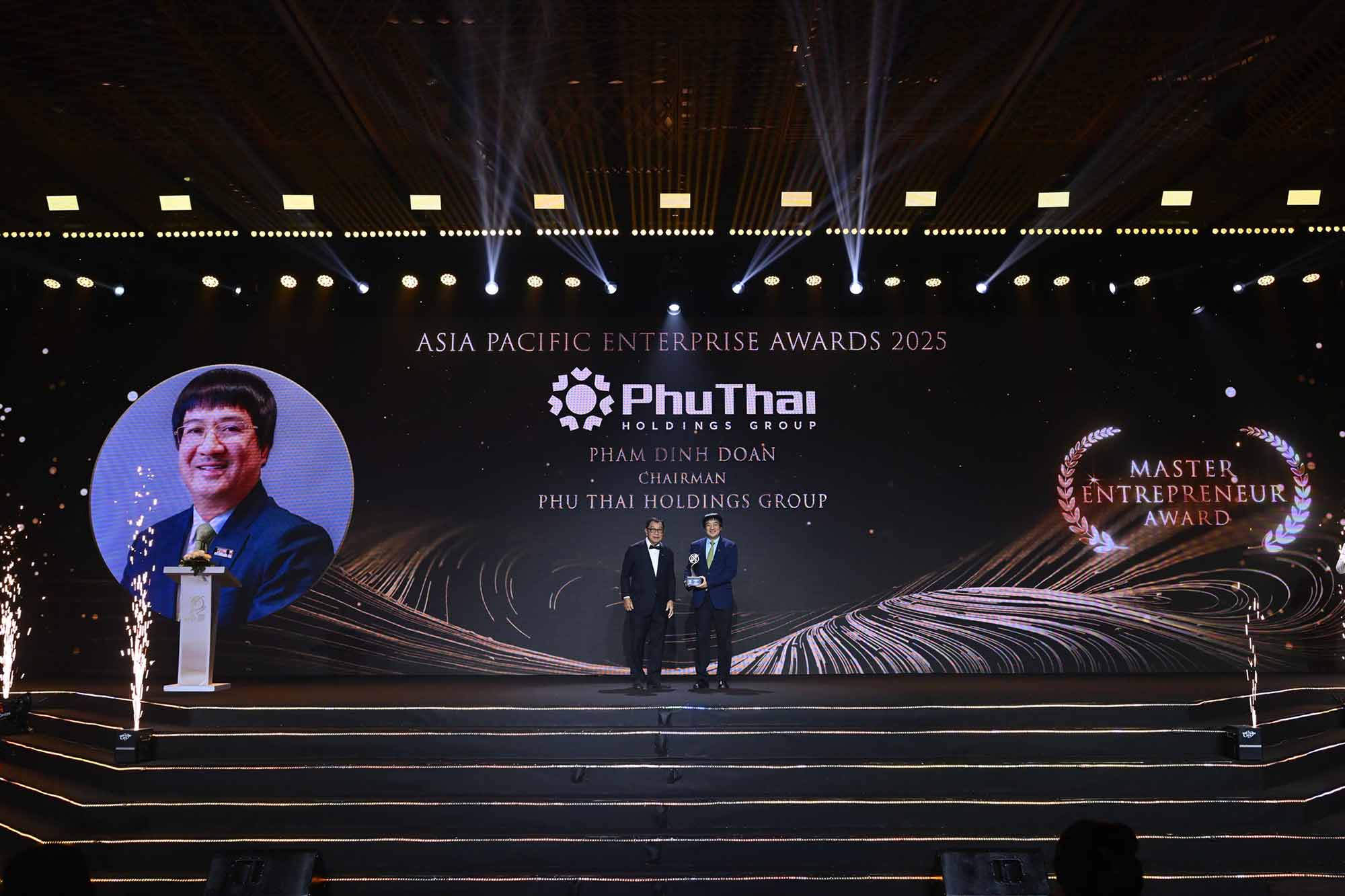 Chủ tịch Phạm Đình Đoàn nhận giải thưởng Doanh nhân xuất sắc Châu Á. Ảnh: Enterprise Asia