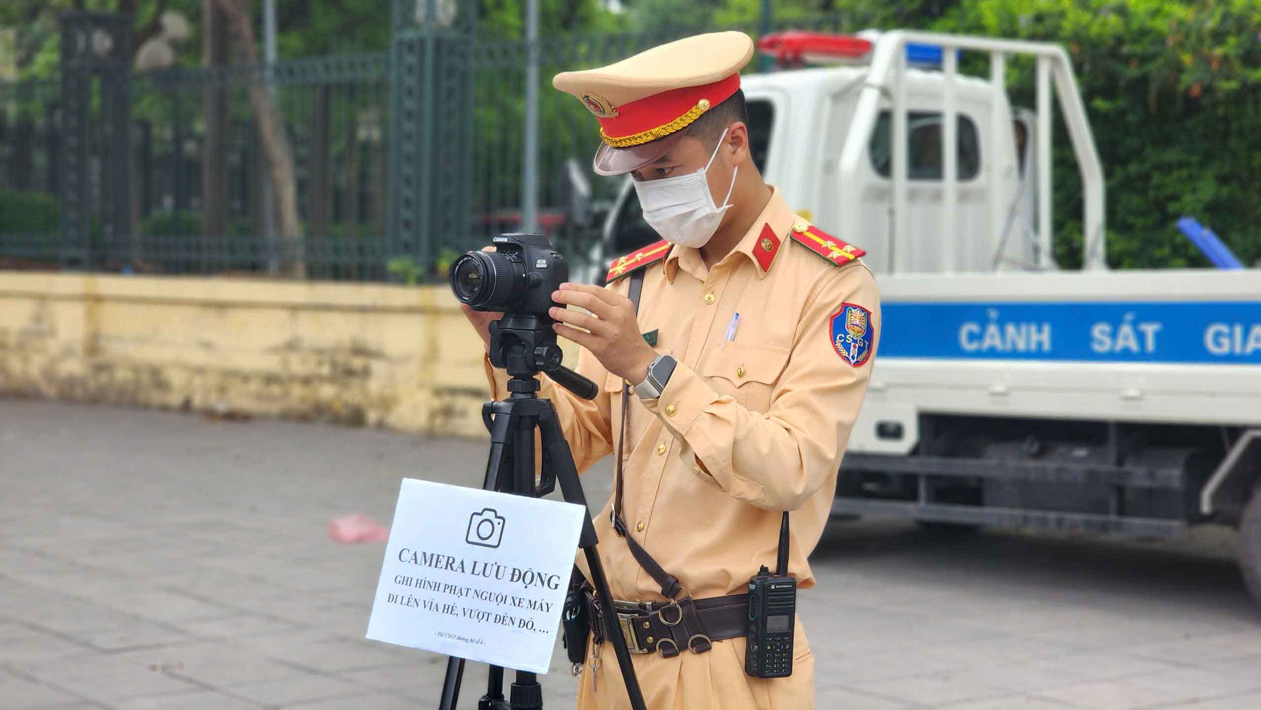 Los ciudadanos deben tener en cuenta asegurar el trafico evitar ser multados en frio. Foto: Nguyen Dat