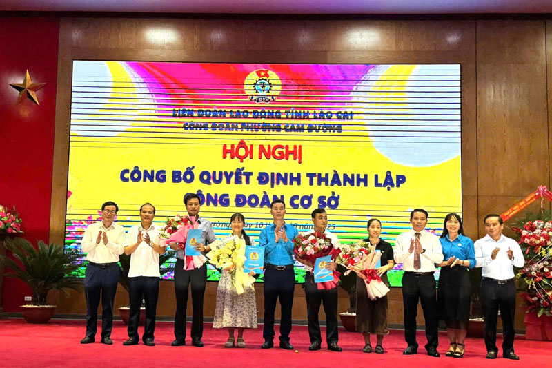 M. Vu Cao Minh - Vice-president permanent de la Federation du travail de la province de Lao Cai - remet la decision de creation aux syndicats de base. Photo : Hong Quyen