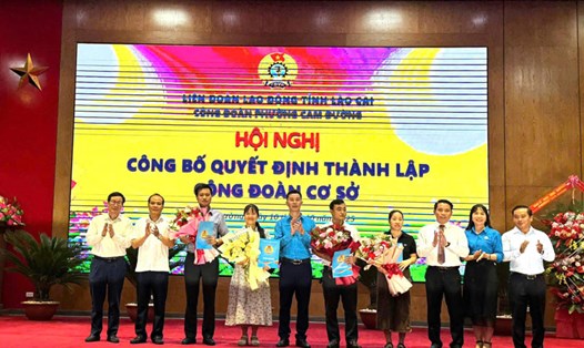 Ông Vũ Cao Minh - Phó Chủ tịch Thường trực LĐLĐ tỉnh Lào Cai - trao Quyết định thành lập cho các công đoàn cơ sở. Ảnh: Hồng Quyên