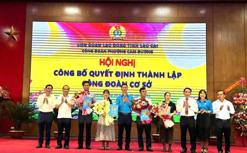 Mr. Vu Cao Minh - Permanent Vice President of Lao Cai Provincial Federation of Labor presented the Establishment Decision to grassroots unions. Photo: Hong Quyen