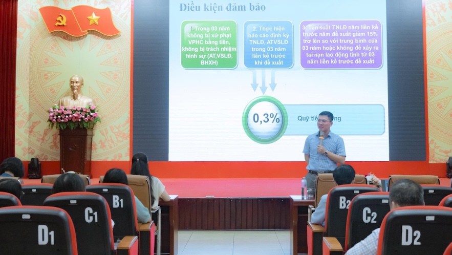 Los funcionarios de departamentos gerentes de plantas y talleres los funcionarios que trabajan en el trabajo los salarios el seguro social los empleados economicos y los funcionarios del Sindicato de Base de la Compañia de Carbon Thong Nhat estan actualizados en conocimientos. Foto: Pham Nga