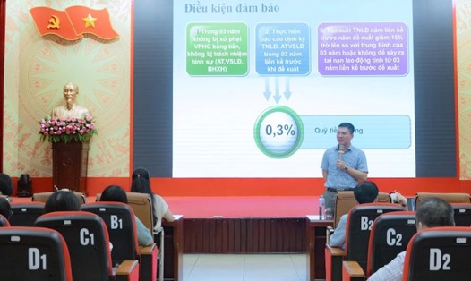 Cán bộ phòng ban, quản đốc phân xưởng, cán bộ làm công tác lao động tiền lương, bảo hiểm xã hội, nhân viên kinh tế và cán bộ Công đoàn cơ sở Công ty Than Thống Nhất được cập nhật kiến thức. Ảnh: Phạm Nga