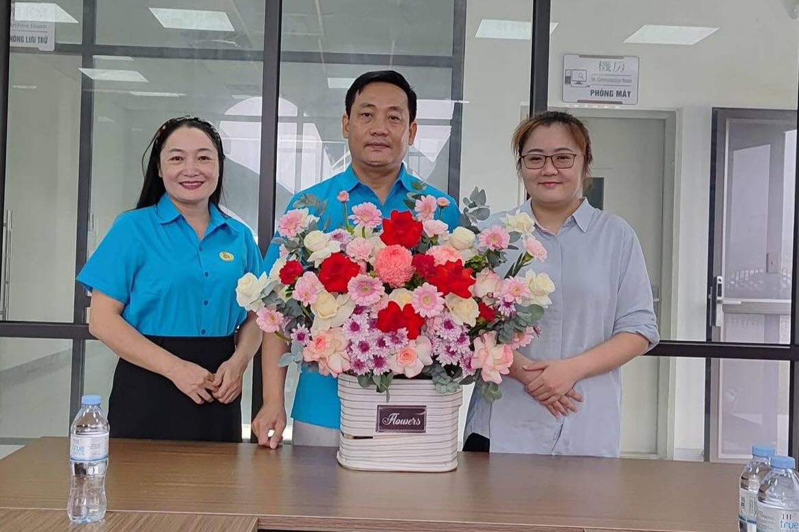 Le syndicat de la commune de Dong Hieu rend visite offre des cadeaux et felicite la societe Shun An Co. Ltd. Photo : Syndicat de Nghe An