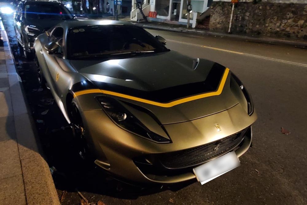 El Ferrari 812 GTS con pintura Verde Masoni Metallic Opaco y un estilo inspirado en la edicion limitada 812 Competizione Aperta acaba de aparecer en la ciudad de Ho Chi Minh. Foto: Nguyen Nghia