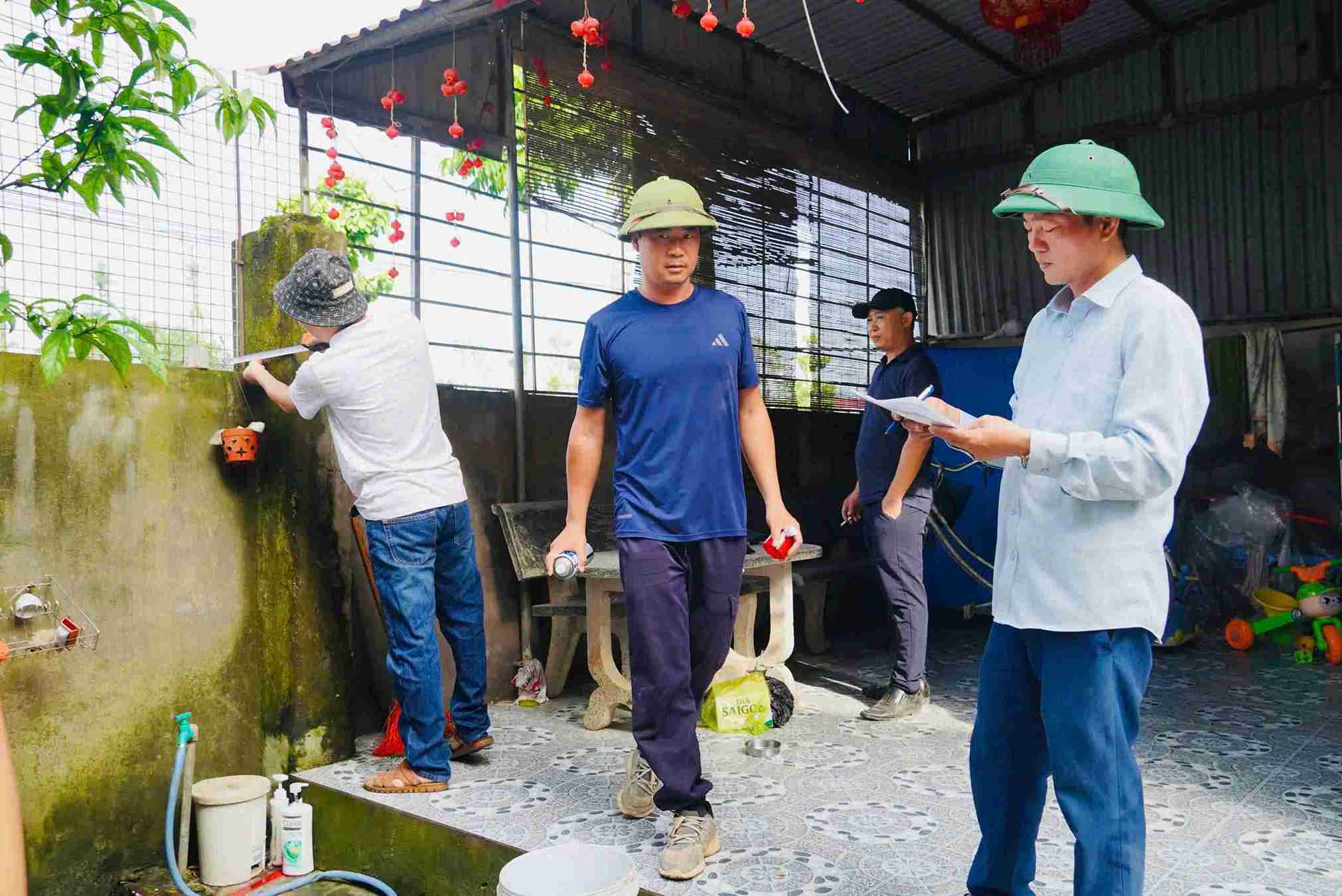 Can bo phuong Tu Minh va cac ho dan thuc hien kiem dem, do dac phan dat nam trong chi gioi quy hoach tuyen duong Vu Manh Hung. Anh: Nguyen Thuong