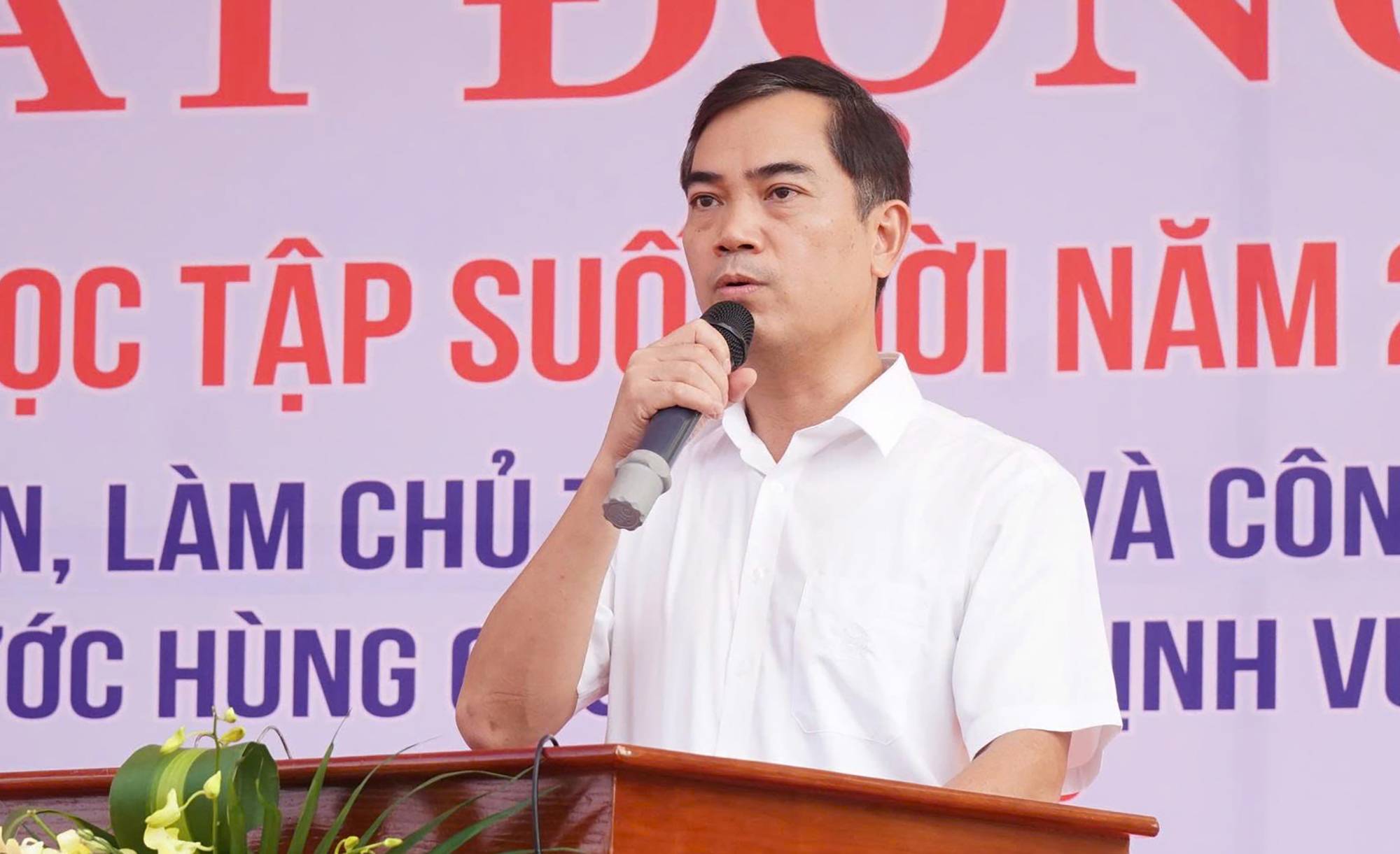 Dr. Nguyen Van Khoa - Member of the Provincial Party Committee, Deputy Director of Nghe An Department of Education and Training spoke at the launching ceremony of "Lifetime Learning Week" in 2025. Photo: Ho Lai