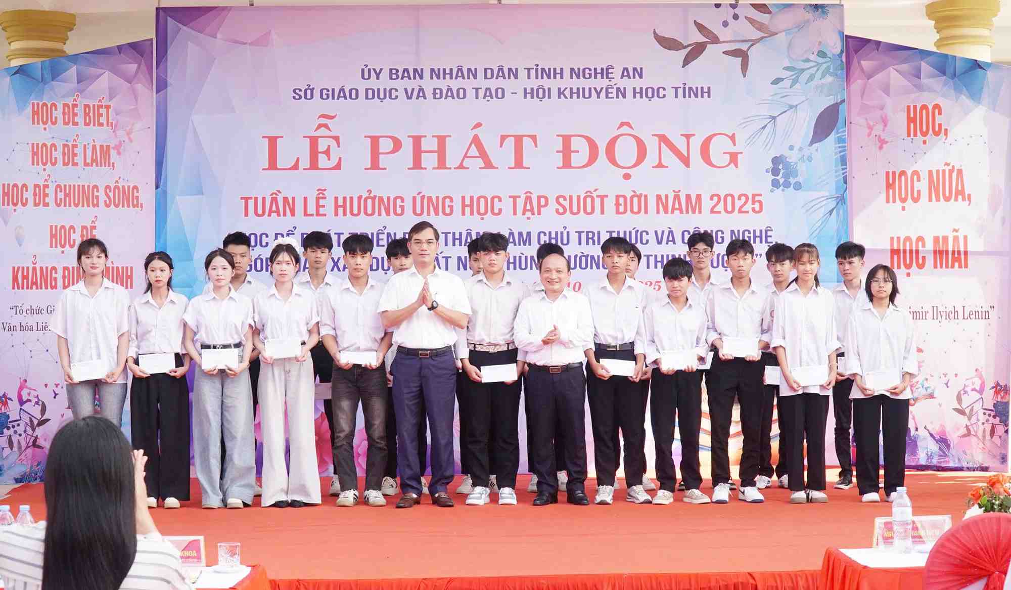 Pho Giam doc So GDDT Nghe An Nguyen Van Khoa va Chu tich Hoi Khuyen hoc tinh Nghe An Nguyen Thanh Hien trao 40 suat qua cho hoc sinh Truong Trung cap Kinh te - Ky thuat Bac Nghe An. Anh: Ho Lai